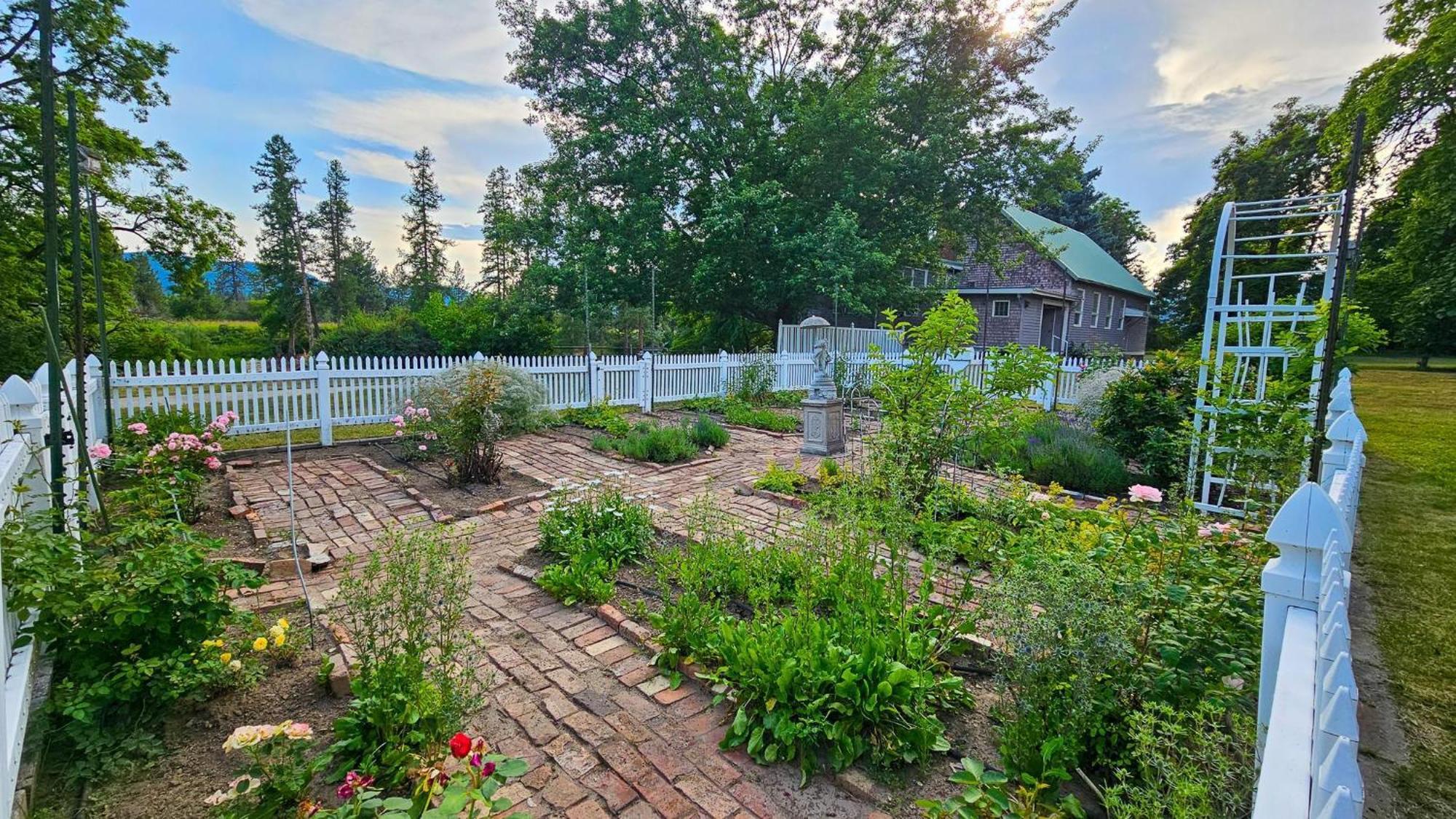 Gardenview Estate Bed And Breakfast Kettle Falls Exterior photo