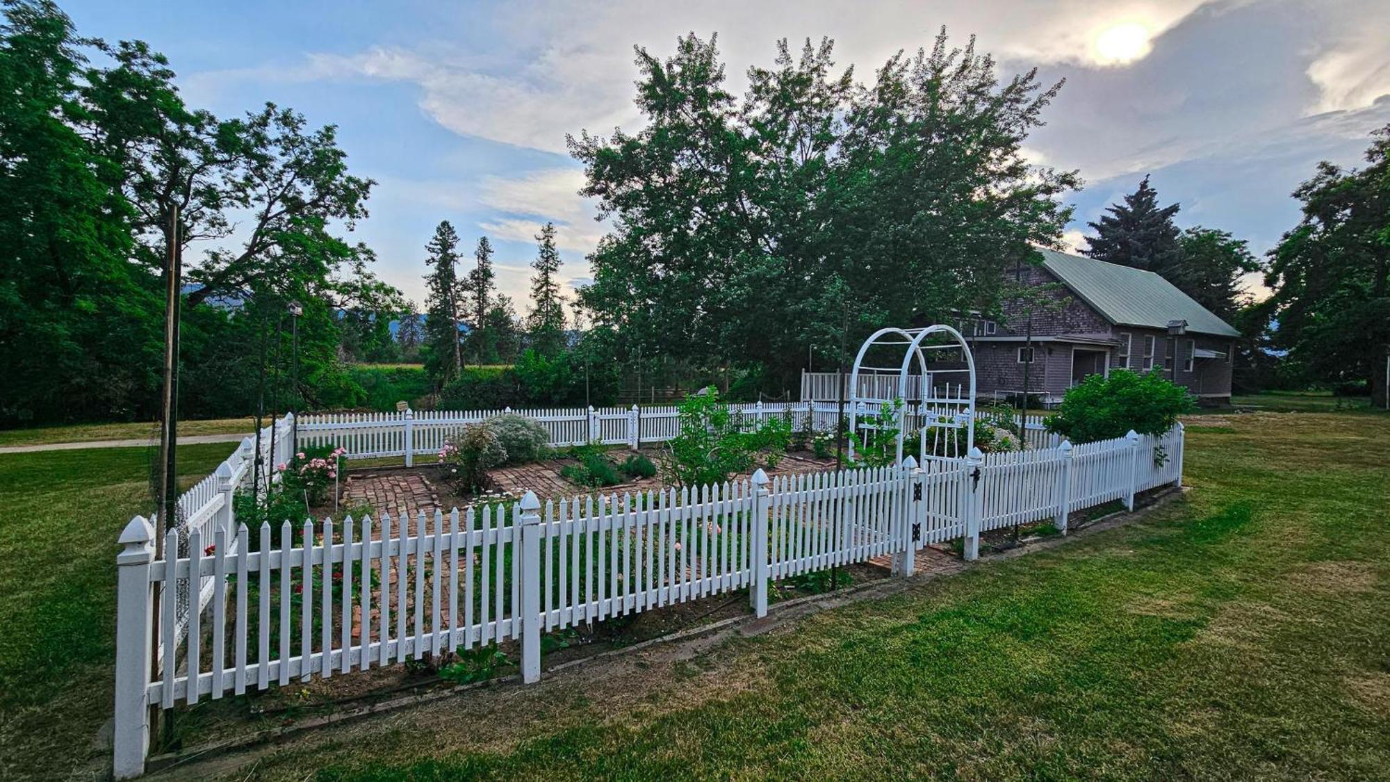 Gardenview Estate Bed And Breakfast Kettle Falls Exterior photo